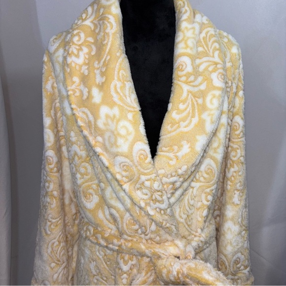 Other - Women’s Yellow and White Patterned Plush Comfy Robe